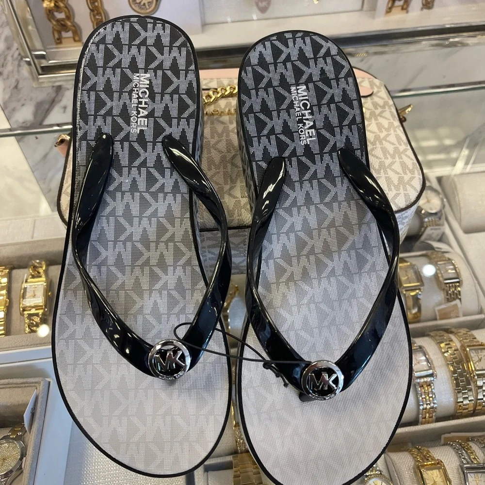 Michael Kors BEDFORD FLIP FLOP
PVC/OMBRE MK SIG
49R6BDFA1Q
Black 
NWT
Platforms - Picture 10 of 16